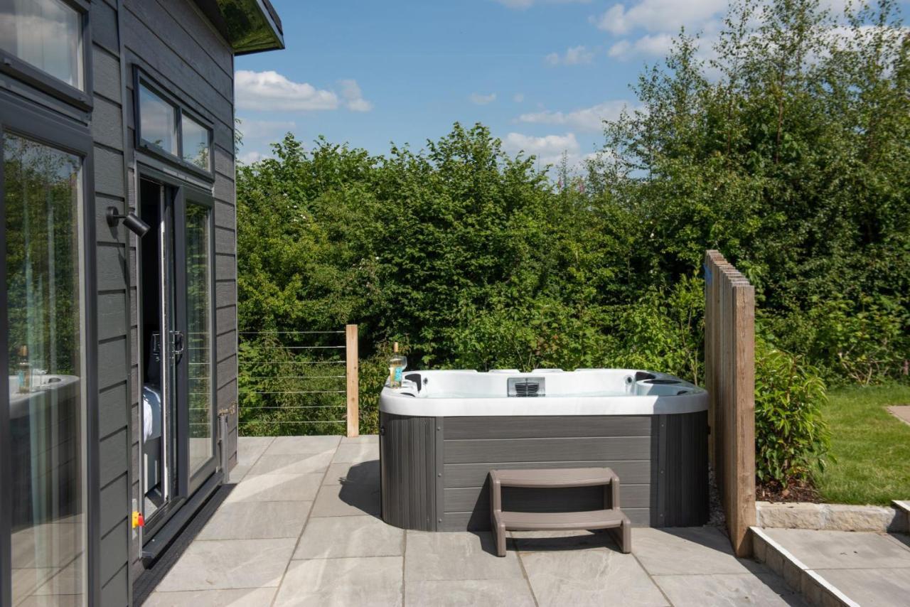 Primrose Lodge, 25 Roadford Lake Lodges Lifton Exterior photo